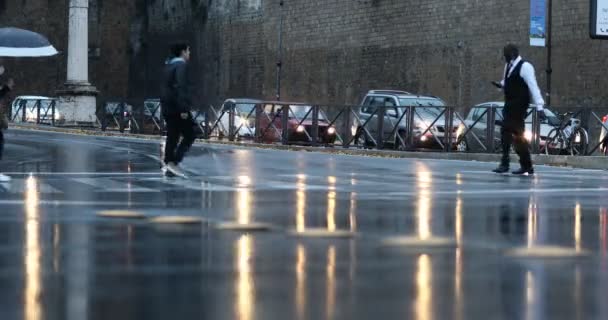 Roma Novembre 2021 Gente Città Attraversa Strada Proteggendosi Dalla Pioggia — Video Stock