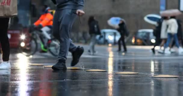 Рим Італія Листопада 2021 Року Люди Місті Перетинають Вулицю Захищаючись — стокове відео