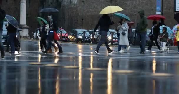 Rome Italië November 2021 Mensen Stad Steken Straat Beschermen Zichzelf — Stockvideo