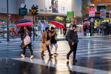 Roma, İtalya - 14 Kasım 2021: Şehirde insanlar kendilerini şemsiyelerle yağmurdan koruyorlar. Yağmurdaki vatandaşlar.