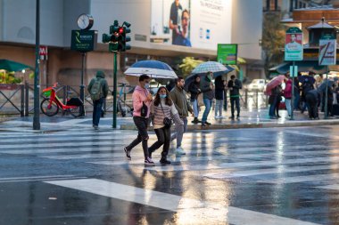 Roma, İtalya - 14 Kasım 2021: Şehirde insanlar kendilerini şemsiyelerle yağmurdan koruyorlar. Yağmurdaki vatandaşlar.