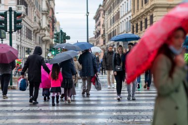 Roma, İtalya - 14 Kasım 2021: Şehirde insanlar kendilerini şemsiyelerle yağmurdan koruyorlar. Yağmurdaki vatandaşlar.