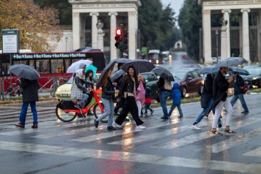 Roma, İtalya - 14 Kasım 2021: Şehirde insanlar kendilerini şemsiyelerle yağmurdan koruyorlar. Yağmurdaki vatandaşlar.