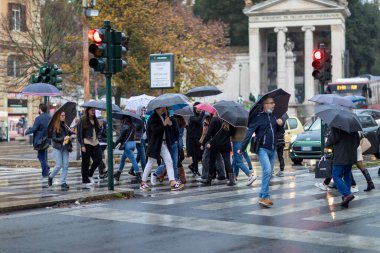 Roma, İtalya - 14 Kasım 2021: Şehirde insanlar kendilerini şemsiyelerle yağmurdan koruyorlar. Yağmurdaki vatandaşlar.