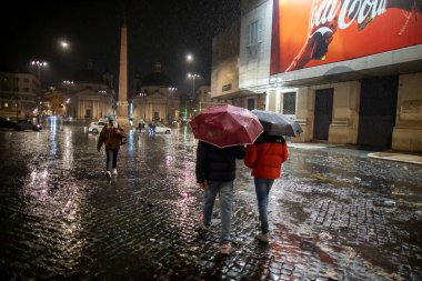 Roma, İtalya - 06 Kasım 2021: Şehirde insanlar kendilerini şemsiyelerle yağmurdan koruyorlar. Yağmurdaki vatandaşlar.