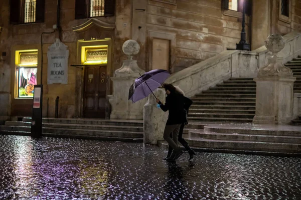 Ρώμη Ιταλία Νοεμβρίου 2021 Άνθρωποι Στην Πόλη Διασχίζουν Δρόμο Προστατεύοντας — Φωτογραφία Αρχείου