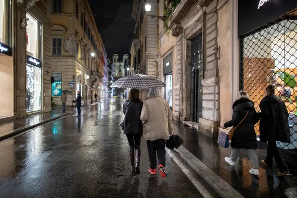 Рим Италия Ноября 2021 Года Люди Городе Переходят Улицу Защищая — стоковое фото
