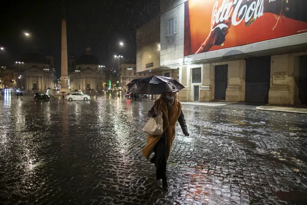 Rzym Włochy Listopada 2021 Ludzie Mieście Przechodzą Przez Ulicę Broniąc — Zdjęcie stockowe