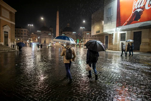 Ρώμη Ιταλία Νοεμβρίου 2021 Άνθρωποι Στην Πόλη Διασχίζουν Δρόμο Προστατεύοντας — Φωτογραφία Αρχείου