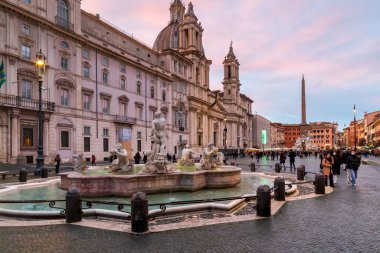 Roma, İtalya - 28 Kasım 2021: Navona Meydanı kış günü, gün batımından hemen önce turistlerle doluydu. Ön planda ünlü Fontana del Moro.