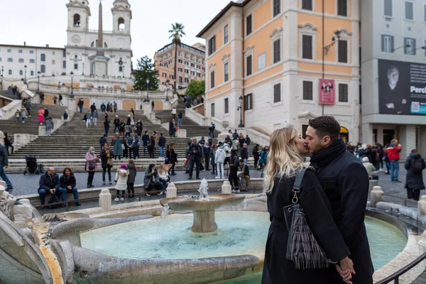 Рим Италия Ноября 2021 Молодая Пара Целуется Перед Фонтаном Баркачча — стоковое фото
