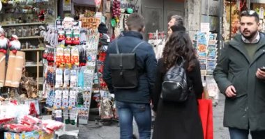 Napoli, İtalya - 24 Aralık 2021: İnsanlar kalabalık tarihi merkezin sokaklarında Noel havasında yürüyor.
