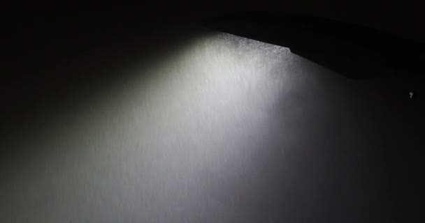 Туман Краплі Дощу Освітлені Світлом Вуличної Лампи Міській Вулиці Міста — стокове відео