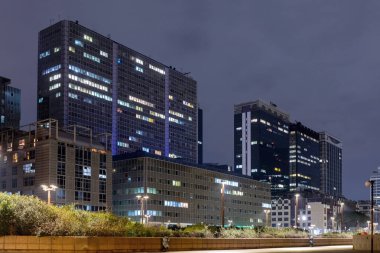 Modern mimari merkezi, mimari alandaki son teknoloji binalarla dolu, gökdelenleri ve aynalı yüzeyleri var. Şehrin ticaret ve iş merkezi..