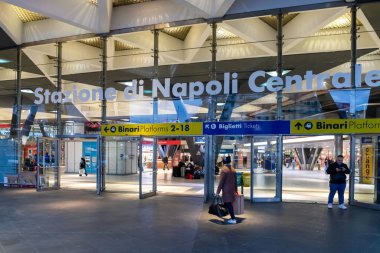 Napoli, İtalya - 21 Aralık 2021: Napoli, İtalya 'da bulunan Piazza Garibaldi' deki Napoli tren istasyonunun girişine giden veya varan insanlar.