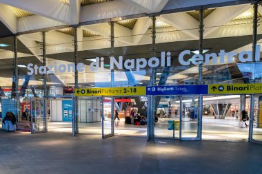 Napoli, İtalya - 21 Aralık 2021: Napoli, İtalya 'da bulunan Piazza Garibaldi' deki Napoli tren istasyonunun girişine giden veya varan insanlar.