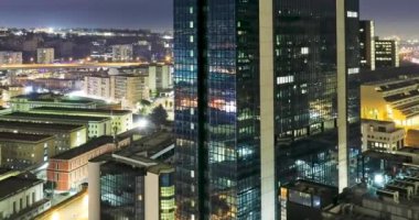 Modern mimari merkezi, gökdelenleri ve aynalı yüzeyleri olan son model binalarla dolu. Şehrin ticaret ve iş merkezi..