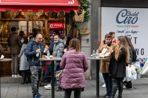 Νάπολη Ιταλία Δεκεμβρίου 2021 Άνθρωποι Στο Δρόμο Τρώνε Μαγειρεμένα Τρόφιμα — Φωτογραφία Αρχείου