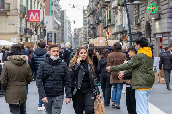 이탈리아의 나폴리 2021 역사적 센터의 거리에서 사람들 문제로 마스크를 착용하고 — 스톡 사진