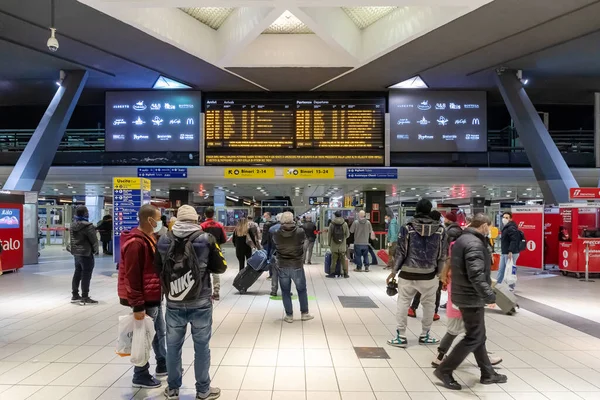 Neapel Italien December 2021 Centralstationen Väntande Passagerare Konsultera Tidtabeller För — Stockfoto