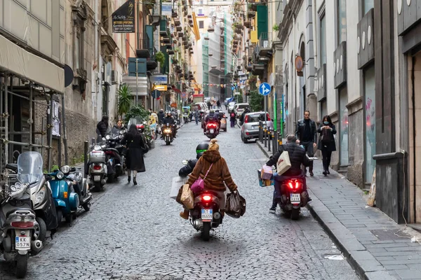 이탈리아 나폴리 2021 도시의 거리에서 스쿠터를 사람들 쇼핑백을 스쿠터를 — 스톡 사진