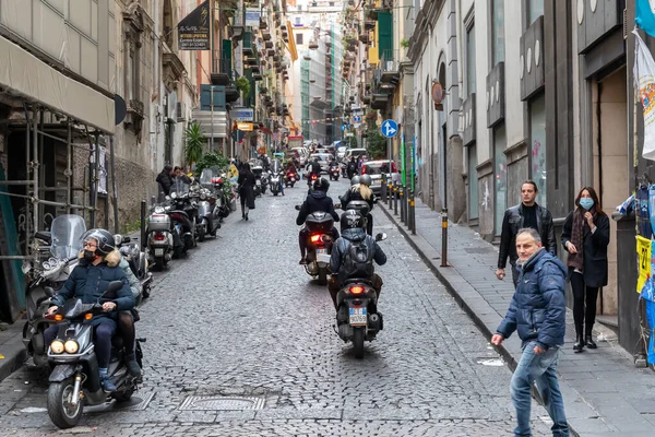 이탈리아 나폴리 2021 도시의 거리에서 스쿠터를 사람들 — 스톡 사진