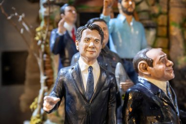 Napoli, İtalya - 24 Aralık 2021: El boyalı terracotta heykelleri, San Gregorio Armeno 'da ünlü insanları temsil ediyor..