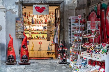 Napoli, İtalya - 24 Aralık 2021: tipik Napoli hediyelik eşya dükkanı ve San Gregorio Armeno 'da İsa' nın doğumu sahnelerinin satışıyla ünlü bir cadde..