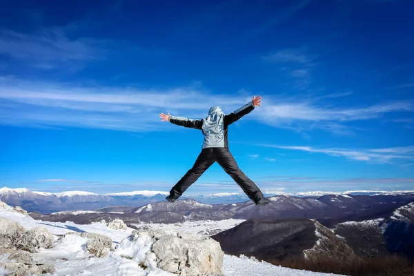 Hiker Top Mountain Happily Jumps Blue Sky Front Horizon Mountain — Stock Photo, Image