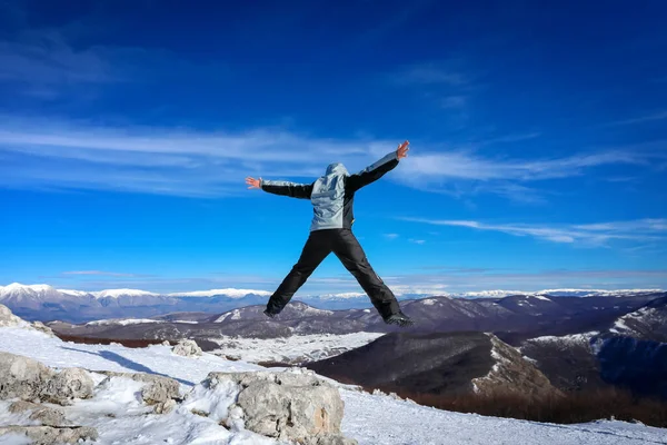 Hiker Top Mountain Happily Jumps Blue Sky Front Horizon Mountain — Stock Photo, Image
