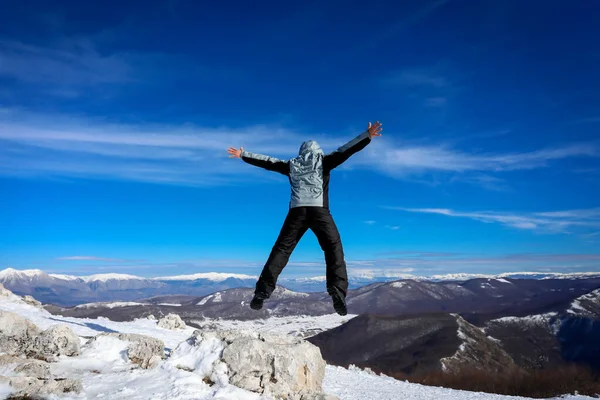 Hiker Top Mountain Happily Jumps Blue Sky Front Horizon Mountain — Stock Photo, Image