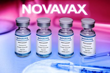 Roma, İtalya - 28 Şubat 2022: Coronavirus aşı şişeleri Novavax logosu, şırınga. Tıp, sağlık ve bilim kavramı. İllüstrasyon Editörü