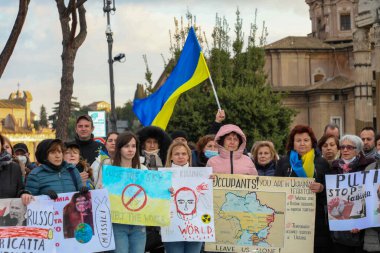 Roma, İtalya - 6 Mart 2022: Rusya 'nın aradığı işgal savaşına karşı Ukrayna halkının gösterisi.