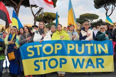 Roma, İtalya - 6 Mart 2022: Rusya 'nın aradığı işgal savaşına karşı Ukrayna halkının gösterisi.