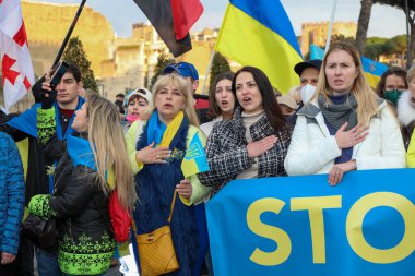 Roma, İtalya - 6 Mart 2022: Rusya 'nın aradığı işgal savaşına karşı Ukrayna halkının gösterisi.