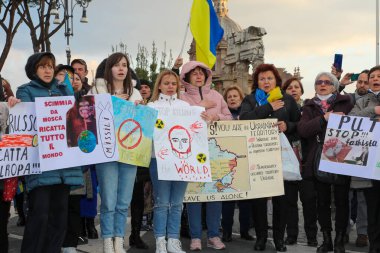 Roma, İtalya - 6 Mart 2022: Rusya 'nın aradığı işgal savaşına karşı Ukrayna halkının gösterisi.
