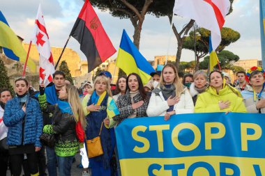 Roma, İtalya - 6 Mart 2022: Rusya 'nın aradığı işgal savaşına karşı Ukrayna halkının gösterisi.