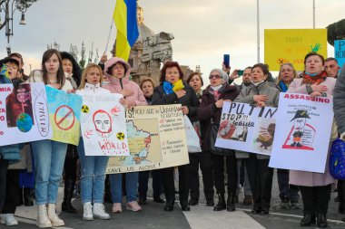 Roma, İtalya - 6 Mart 2022: Rusya 'nın aradığı işgal savaşına karşı Ukrayna halkının gösterisi.