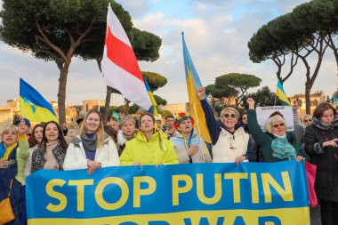Roma, İtalya - 6 Mart 2022: Rusya 'nın aradığı işgal savaşına karşı Ukrayna halkının gösterisi.