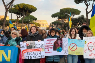 Roma, İtalya - 6 Mart 2022: Rusya 'nın aradığı işgal savaşına karşı Ukrayna halkının gösterisi.