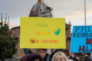 Roma, İtalya - 6 Mart 2022: Rusya 'nın aradığı işgal savaşına karşı Ukrayna halkının gösterisi.