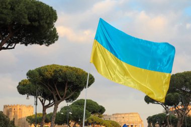 Roma, İtalya - 6 Mart 2022: Rusya 'nın aradığı işgal savaşına karşı Ukrayna halkının gösterisi.