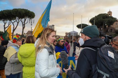Roma, İtalya - 6 Mart 2022: Rusya 'nın aradığı işgal savaşına karşı Ukrayna halkının gösterisi.