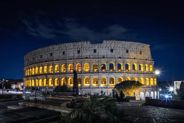 Vista Nocturna Del Coliseo Iluminada Con Cálida Luz Amarilla Sobre — Foto de Stock