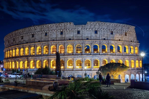 Noční Pohled Koloseum Ozářený Teplým Žlutým Světlem Pozadí Modré Oblohy — Stock fotografie