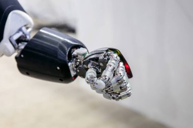 Roma, İtalya - 10 Ekim 2021: Bir insan ekleminin karmaşık hareketlerini sadakatle üreten bir robotun kolu. Gelişmiş teknoloji.