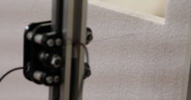 Kesici, polistiren kesmek için düz kontak tekniğini kullanan bir çizicidir. Görüntü ve siluetlerden başlayan şekiller yaratır ve bilgisayar yazılımı tarafından kontrol edilir.