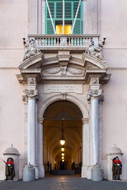 Roma, İtalya - 28 Şubat 2022: Quirinal Sarayı, ana girişi olan cephe. İtalya Cumhuriyeti Cumhurbaşkanının kurumsal koltuğu.