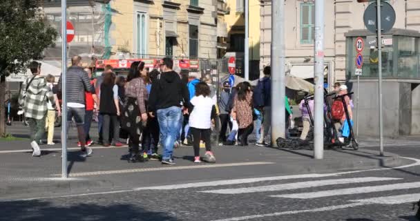 Napels Italië Maart 2022 Mensen Lopen Straat Steken Voetgangersoversteek Een — Stockvideo