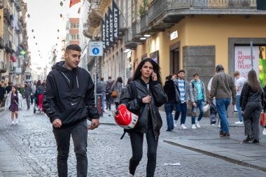 Napoli, İtalya - 24 Mart 2022 Via Toledo, şehrin tarihi merkezinde insanlar bir bahar günü alışveriş, eğlence veya turizm arayarak sokaklarda yürür..